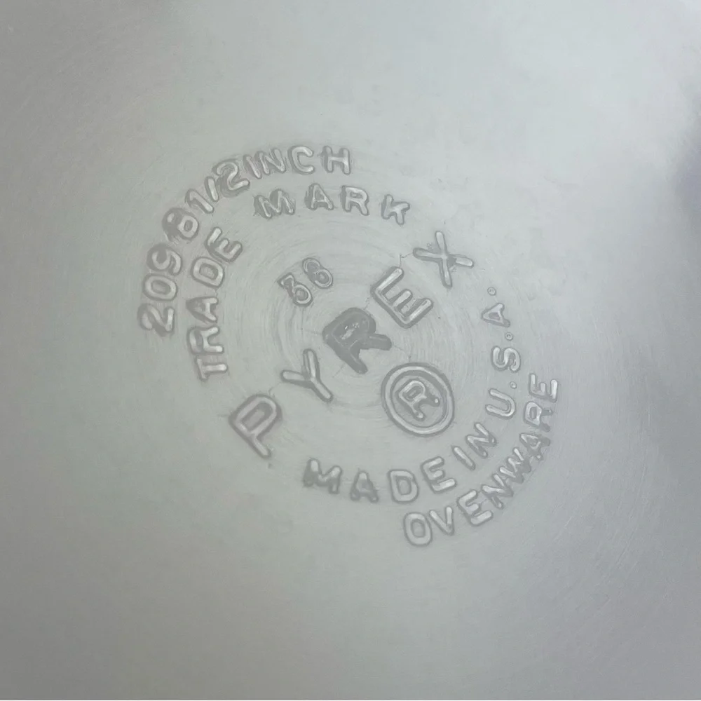 Vintage l 50s Pyrex Ovenware Milk Glass Round Rockabilly Pie Quiche Baking Dish